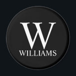 Schwarz-Personalisiert-Monogramm und Name Magnet<br><div class="desc">Personalisierte Monogram und Name Giftspenden verfügen über personalisierte Monogramme und Namen im klassischen Serif-Schriftart-Stil auf schwarzem Hintergrund.

Perfekt als Urlaubsgeschenke,  Familienfavoriten und für alle besondere Anlässe Wiedersehen.</div>