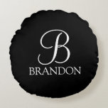 Schwarz-Personalisiert-Script-Monogramm und -Name Rundes Kissen<br><div class="desc">Personalisiert Monogram und Name Gift zeichnen sich durch personalisierte Monogramm im Schriftart-Stil und den Namen im klassischen weißen Serif-Schriftart auf schwarzem Hintergrund aus. Perfekt als Feriengeschenk,  Familienfavoriten,  Hauswärmespeck,  Hochzeitsgeschenk und Geschenk für jeden besondere Anlass. Wiedersehen..</div>