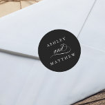 Schwarz-Romantische Wirble Kalligrafie-Hochzeit Runder Aufkleber<br><div class="desc">Einfach schwarz-weiß Hochzeitsaufkleber mit eleganter und romantischer Wirbler Kalligraphie mit Ihren Namen. Für eine weiter gehende Anpassung dieses Designs klicken Sie bitte auf den BUTTON BLAU DESIGN TOOL oben!</div>