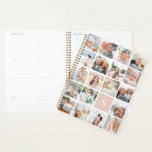 Schwarz-Rosa-Monogramm-FotoCollage Planer<br><div class="desc">Passen Sie diesen eleganten Planer mit 19 quadratischen Fotos in einem Rasterkollage-Layout an,  wobei Ihr Single zunächst ein Monogramm auf einem rot-rosa Quadrat unten rechts ablegt. Die Rückseite hat Ton auf Tonstreifen in tausendjährig rosa</div>