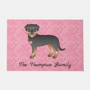 Schwarz-roter Rottweiler auf rosa Herzen und Text Fußmatte