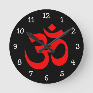Schwarz-rotes Om-Symbol Runde Wanduhr
