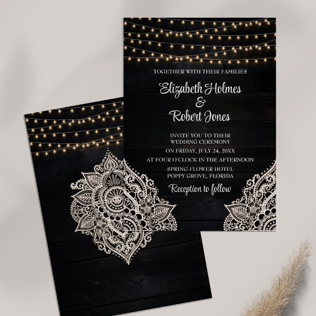 Schwarz Rustikale Holzverheiratung Einladung (Black Rustic Wooden Wedding Invitation on white table.)