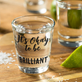Schwarz sein Okay, um ein brillanter Zitat Text zu Schnapsglas