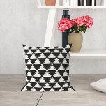 Schwarz und Cream Modernes Aztec Geometrisches Mus Kissen<br><div class="desc">Unser stilvolles und auffälliges Kissendesign aktualisiert das traditionelle Aztec-Motiv in einem gepflegten geometrischen Muster und einer modernen,  kühlen Farbpalette aus klassischem Schwarz-Sahne-Elfenbein. Woll dieses Design in einer anderen Farbe,  die du in meinem Laden nicht siehst? Kontaktieren Sie mich über den Link "Diesen Designer Gefragt" auf dieser Seite.</div>
