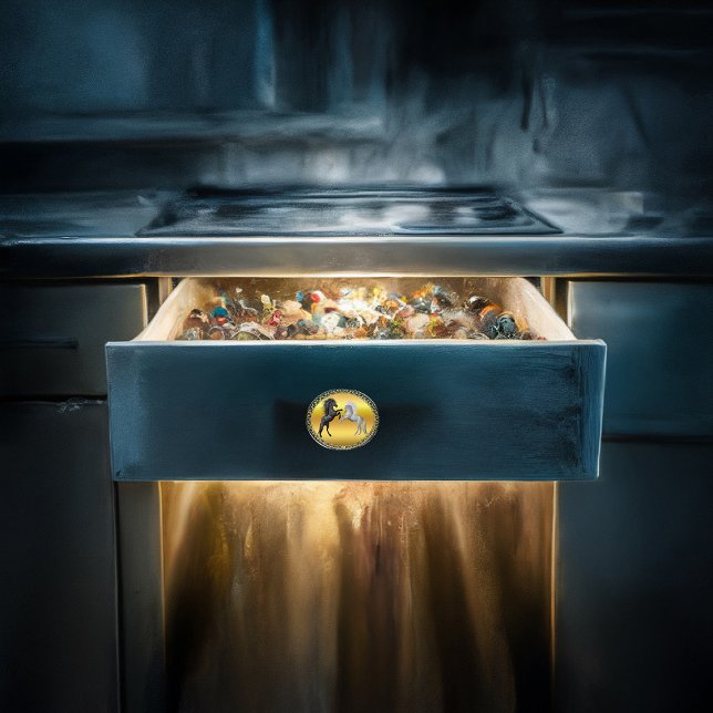 Schwarz und ein weißes Pferd, das kämpft Keramikknauf (Von Creator hochgeladen)