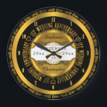 Schwarz und Gold Elegante 1. Hochzeitstag Große Wanduhr<br><div class="desc">Das Engagement der Ehe verdient die Qualität eines individuellen Geschenks. Lass dem wichtigen Ehepaar,  wie sehr es euch mit unserem original schwarz-goldfarbenen Tanzdesign inspiriere. Personalisieren Sie mit Namen,  Hochzeitsdatum und Jubiläumsdatum. Original Design erstellt von Holiday Hearts Designs.</div>