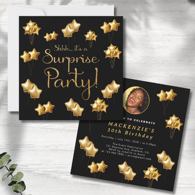 Schwarz und Gold überraschen jedes Alter Geburtsta Einladung (Black and gold party invitations showing front and rear on a grey wood background.)