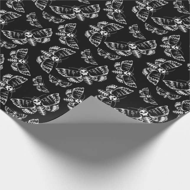 Schwarz und Grau Tote Kopf Hawk Moth Skull Gothic Geschenkpapier (Ecke)