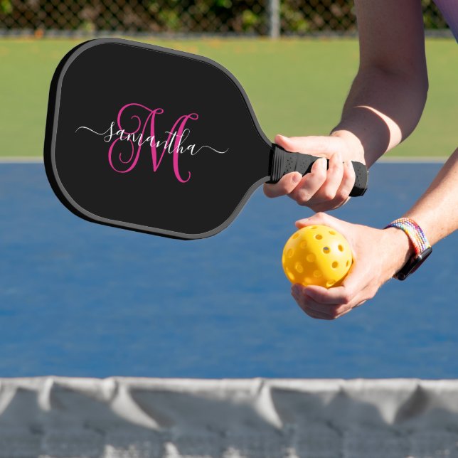 Schwarz und Magenta-Signature-Name Kurze Monografi Pickleball Schläger (InSitu)