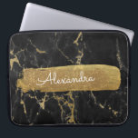 Schwarz und Marmor mit Goldfolie und Glitzer Laptopschutzhülle<br><div class="desc">Schwarz und Marmor mit Gold Foil und Glitzer Elegant Monogram Name Case. Dieser Fall kann auf Ihren Vornamen angepasst werden.</div>