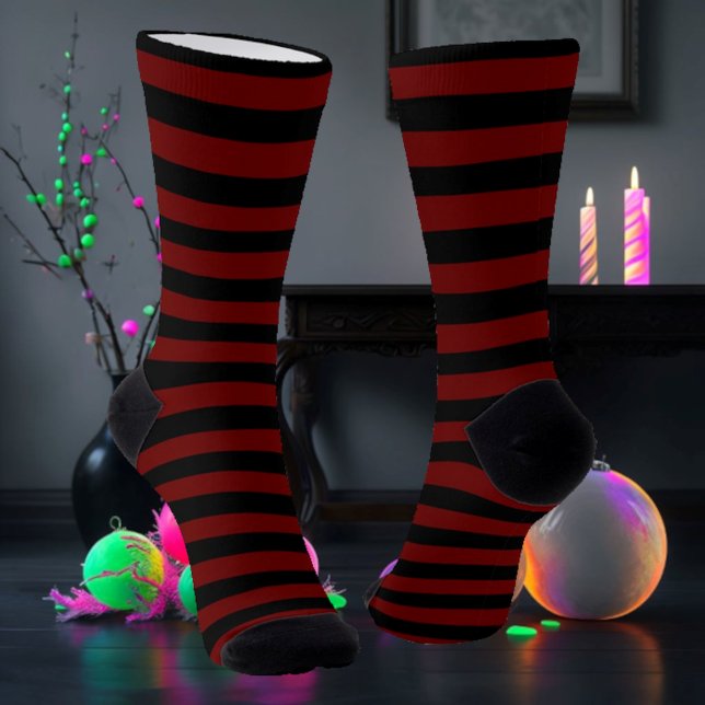 Schwarz und Maroon gestreift Socken (Von Creator hochgeladen)