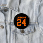 Schwarz und Orange Athlete Name Jersey Nummer<br><div class="desc">Freuen Sie sich auf Ihr Lieblings-Sportteam, Ihren Fußballspieler oder zeigen Sie einfach Ihren Schulstolz mit einem personalisierten Spirituosenknopf! Fügen Sie Ihren Schulnamen hinzu oder personalisieren Sie ihn mit einem Spielernamen und Jersey-Nummer. Ideal für Fußball, Basketball, Baseball und Fußball! Erstellen Sie individuelle Buttone für das ganze Team, Cheerleader, Eltern und Geschwister,...</div>