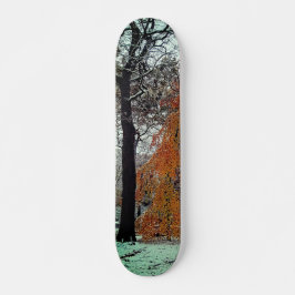 Schwarz- und Orangenbäume Skateboard