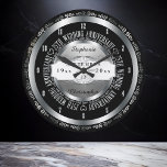 Schwarz und Silber Elegant 25. Hochzeitstag Große Wanduhr<br><div class="desc">Ein Leben voller Engagement verdient die Qualität eines individuellen Geschenks. Lass dem wichtigen Paar,  wie viel sie euch inspiriert haben mit unserem original schwarz-silbernen Ton fünfundzwanzigjähriges Jubiläum. Personalisieren Sie mit Namen,  Hochzeitsdatum und Jubiläumsdatum. Original Design erstellt von Holiday Hearts Designs.</div>