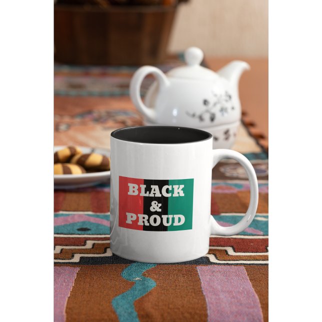 Schwarz und Stolz auf Rot, Schwarz und Grün Zweifarbige Tasse (Von Creator hochgeladen)