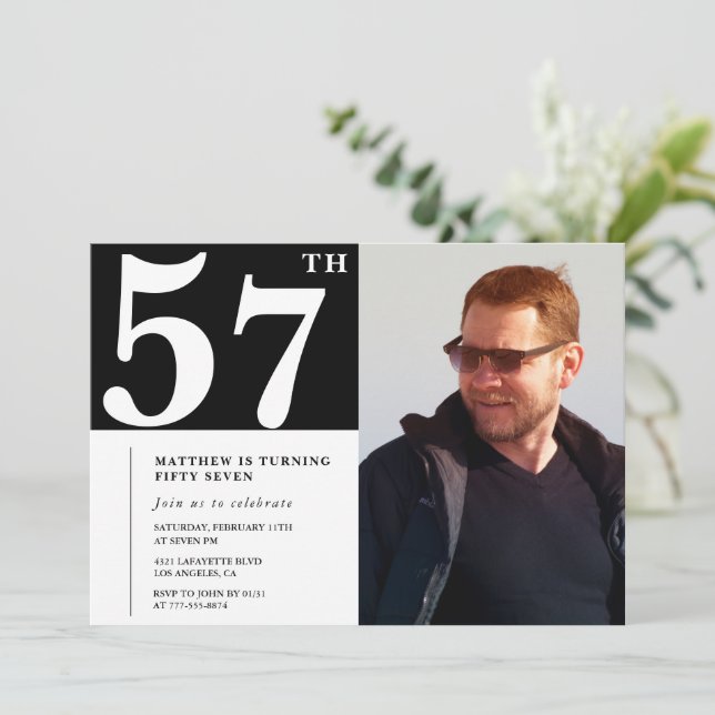 Schwarz und Weiß 57. Geburtstag Einladungen Foto (Stehend Vorderseite)