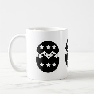 Schwarz und Weiß: Aus Ei kommendes Küken Kaffeetasse