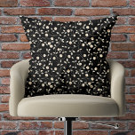 Schwarz und Weiß Kissen<br><div class="desc">Dieses Akzent-Kissen ist ein wunderschönes Muster aus weißen Blume und Weinreben auf schwarz, es ist in vielen Größen und Materialien erhältlich und ist eine unterhaltsame Ergänzung zu Ihrer Wohngestaltung. PASSENDE Artikel in unserer Sammlung.</div>