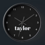 Schwarz und Weiß Moderne Minimalistische TrendCust Uhr<br><div class="desc">Die Minimalistische, moderne , modische Uhr in Schwarz und Weiß - ein raffiniertes und personalisiertes Uhrwerk, das sich hervorragend eignet, um Bosse, Kollegen, Mitarbeitern oder jedem, der ein stilvolles Zuhause- oder Bürozubehör benötigt, zu überreichen. Diese Uhr besticht durch ein modernes minimalistisches Design in klassischen Schwarz-Weiß-Tönen, was sie zu einer vielseitigen...</div>