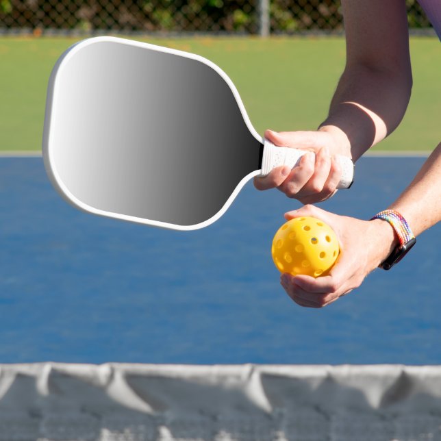 Schwarz und Weiß Pickleball Schläger (InSitu)