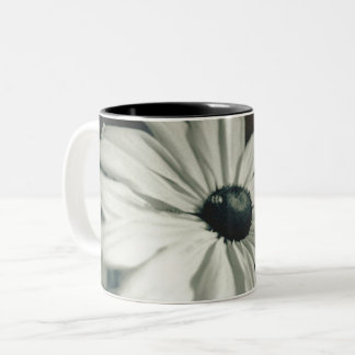 Schwarz und Weiß - Susan mit schwarzen Augen Zweifarbige Tasse