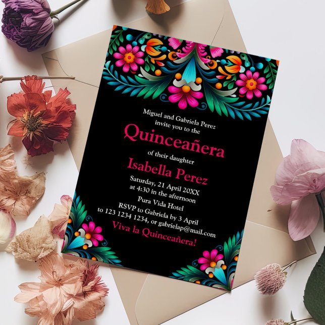 Schwarz Vibrany Floral Quinceanera Mexikanische Fi Einladung (Black Vibrant Floral Quinceanera Mexican Fiesta Invitation on a table with colorful flowers.)