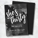 Schwarz-weiß 30. Geburtstag Einladung<br><div class="desc">Spaß Girly Watercolor Black Silver und White 30. Geburtstag Einladung. Sie können es in jedes Geburtstagsjahr ändern! 30, 40, 50 oder sogar für andere Veranstaltungen! Feiern wir, dass sie dreißig ist mit dieser eleganten, aber mädchenhaften schwarz-weiß oder silber dreißigsten Geburtstagsfeier einladen. Mit einem schwarzen Hintergrund und Imitaten silber oder grau...</div>