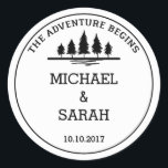 Schwarz-Weiß-Adventure-Hochzeitsticker Runder Aufkleber<br><div class="desc">Ein einfacher schwarz-weißer Hochzeitsticker. Das Design beinhaltet ein einfaches Sprichwort "Das Abenteuer beginnt" oben mit einer einfachen Abbildung eines Waldes. Unten können Sie das Design mit Ihren Namen oder "Mr. & Mrs." oder eine kurze Dankesbotschaft,  mit dem Datum Ihrer Hochzeit unten anpassen.</div>