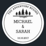 Schwarz-Weiß-Adventure-Hochzeitsticker Runder Aufkleber<br><div class="desc">Ein einfacher schwarz-weißer Hochzeitsticker. Das Design beinhaltet ein einfaches Sprichwort "Das Abenteuer beginnt" oben mit einer einfachen Abbildung eines Waldes. Unten können Sie das Design mit Ihren Namen oder "Mr. & Mrs." oder eine kurze Dankesbotschaft,  mit dem Datum Ihrer Hochzeit unten anpassen.</div>
