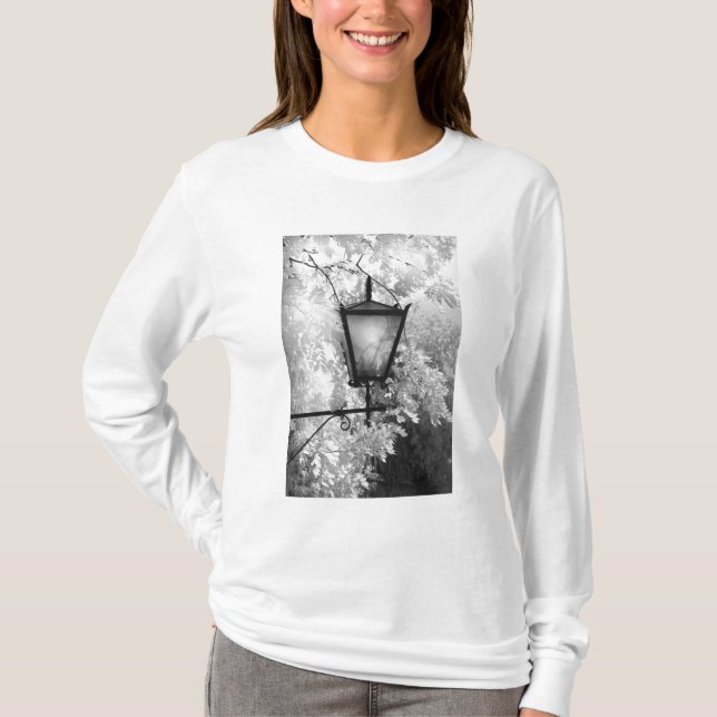 Schwarz-Weiß-Ansicht der Leuchte T-Shirt (Vorderseite)
