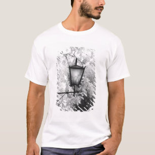 Schwarz-Weiß-Ansicht einer Leuchte T-Shirt