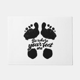 Schwarz-Weiß-Aufdruck "Sei, wo deine Füße sind" Fußmatte