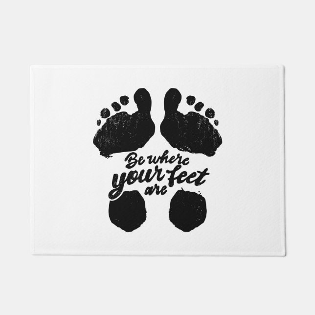 Schwarz-Weiß-Aufdruck "Sei, wo deine Füße sind" Fußmatte (Vorderseite)