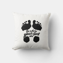 Schwarz-Weiß-Aufdruck "Sei, wo deine Füße sind" Kissen