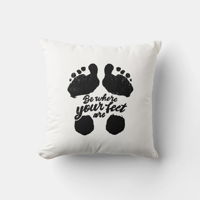 Schwarz-Weiß-Aufdruck "Sei, wo deine Füße sind" Kissen (Vorderseite)