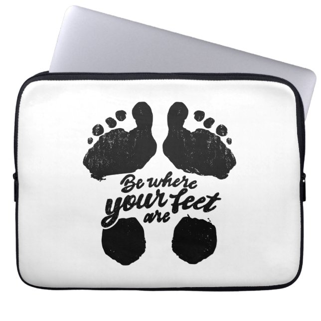 Schwarz-Weiß-Aufdruck "Sei, wo deine Füße sind" Laptopschutzhülle (Vorderseite)