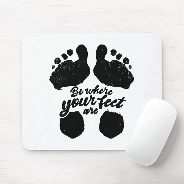 Schwarz-Weiß-Aufdruck "Sei, wo deine Füße sind" Mousepad (Mit Mouse)