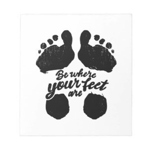 Schwarz-Weiß-Aufdruck "Sei, wo deine Füße sind" Notizblock