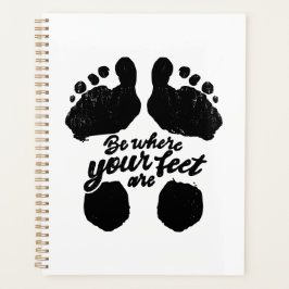 Schwarz-Weiß-Aufdruck "Sei, wo deine Füße sind" Planer