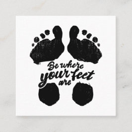 Schwarz-Weiß-Aufdruck "Sei, wo deine Füße sind" Quadratische Visitenkarte
