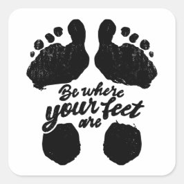 Schwarz-Weiß-Aufdruck "Sei, wo deine Füße sind" Quadratischer Aufkleber