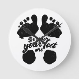 Schwarz-Weiß-Aufdruck "Sei, wo deine Füße sind" Runde Wanduhr