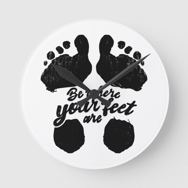 Schwarz-Weiß-Aufdruck "Sei, wo deine Füße sind" Runde Wanduhr (Vorderseite)
