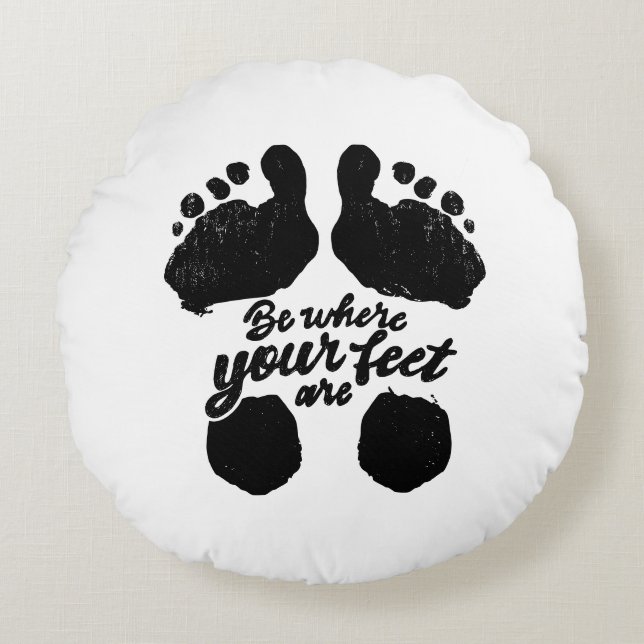 Schwarz-Weiß-Aufdruck "Sei, wo deine Füße sind" Rundes Kissen (Vorderseite)