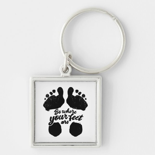 Schwarz-Weiß-Aufdruck "Sei, wo deine Füße sind" Schlüsselanhänger (Vorne)