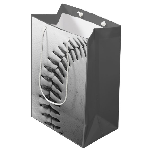 Schwarz-Weiß-Baseball Mittlere Geschenktüte (Vorderseite Schrägansicht)