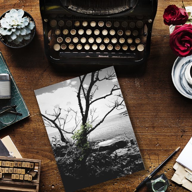 Schwarz-Weiß-Baum mit grünen Reben Postkarte (Von Creator hochgeladen)