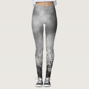 Schwarz-Weiß-Berge in Wolken Leggings