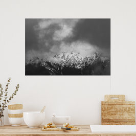 Schwarz-Weiß-Berge in Wolken Poster